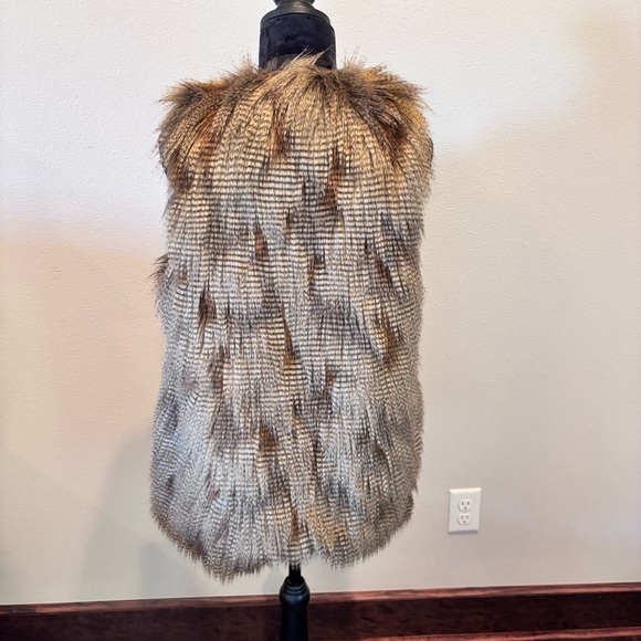 Show Me Your MuMu Luis Faux Chillah Feather Vest, Medium, Festival Boho Western - Picture 8 of 15